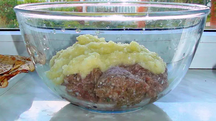 Курочка без костей, фаршированная японскими яичными блинчиками с сыром и паштетом.: шаг 3