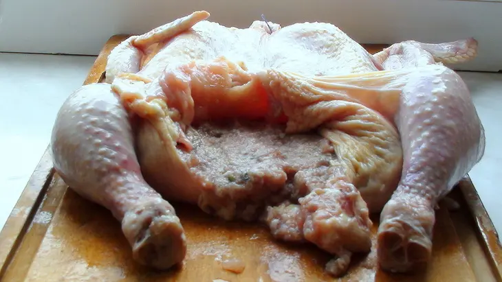 Курочка без костей, фаршированная японскими яичными блинчиками с сыром и паштетом.: шаг 6
