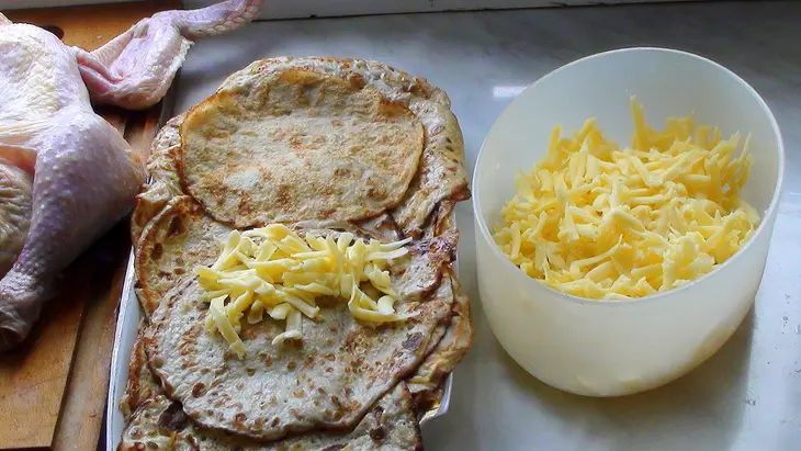 Курочка без костей, фаршированная японскими яичными блинчиками с сыром и паштетом.: шаг 7