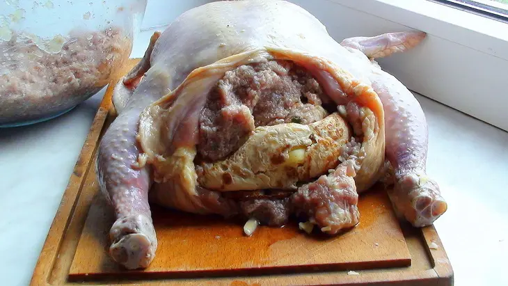 Курочка без костей, фаршированная японскими яичными блинчиками с сыром и паштетом.: шаг 9