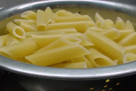 Макароны, запечённые с сырным соусом и цветной капустой.: шаг 1
