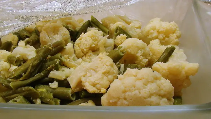 Макароны, запечённые с сырным соусом и цветной капустой.: шаг 2