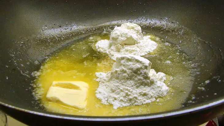Макароны, запечённые с сырным соусом и цветной капустой.: шаг 3