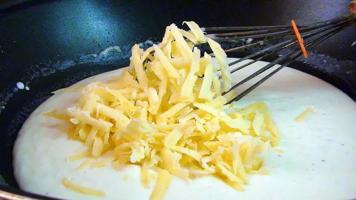 Макароны, запечённые с сырным соусом и цветной капустой.: шаг 4