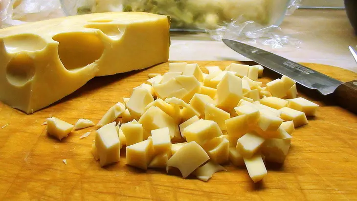 Макароны, запечённые с сырным соусом и цветной капустой.: шаг 5