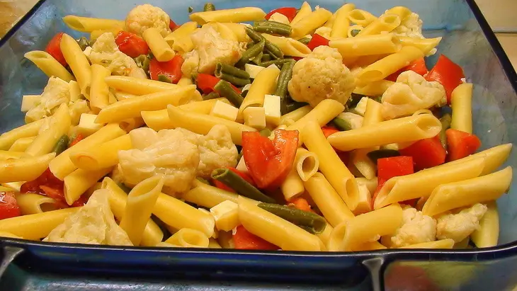 Макароны, запечённые с сырным соусом и цветной капустой.: шаг 6