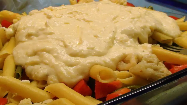 Макароны, запечённые с сырным соусом и цветной капустой.: шаг 7
