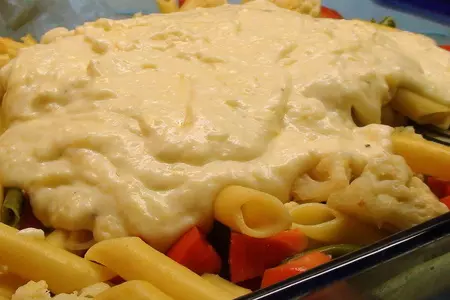 Макароны, запечённые с сырным соусом и цветной капустой.: шаг 7