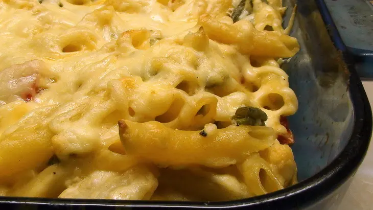 Макароны, запечённые с сырным соусом и цветной капустой.: шаг 9