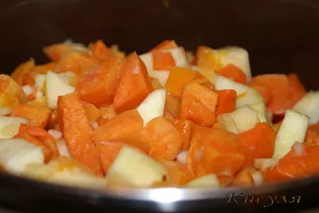 Тыквенно-яблочный чатни с кусочками винограда: шаг 1