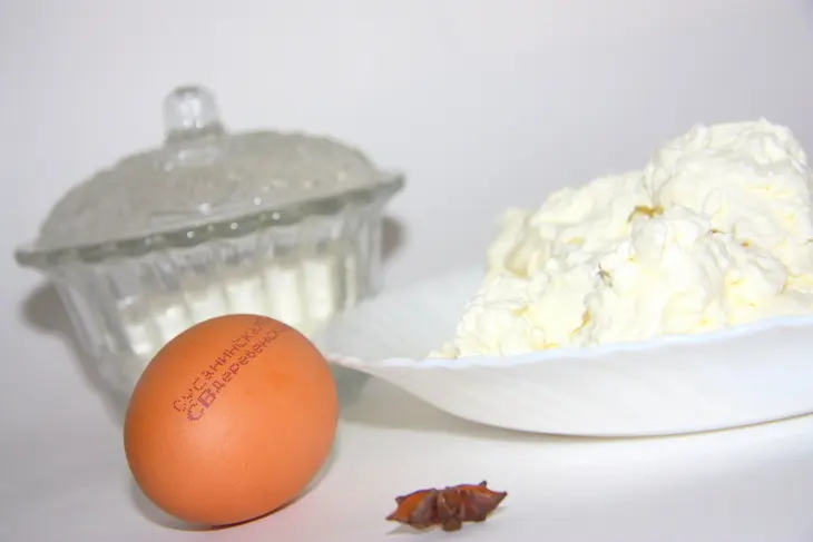 Сырники с фисташками и с соусом из инжира и красного вина.: шаг 1