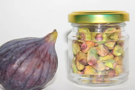 Сырники с фисташками и с соусом из инжира и красного вина.: шаг 3
