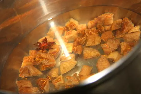 Сырники с фисташками и с соусом из инжира и красного вина.: шаг 4