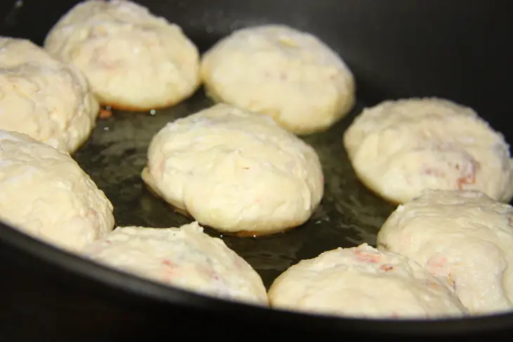 Сырники с фисташками и с соусом из инжира и красного вина.: шаг 6