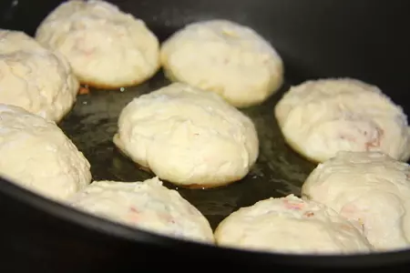 Сырники с фисташками и с соусом из инжира и красного вина.: шаг 6