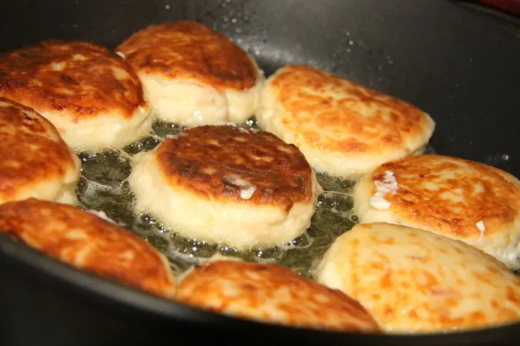 Сырники с фисташками и с соусом из инжира и красного вина.: шаг 7