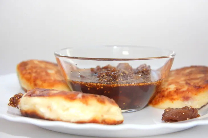 Сырники с фисташками и с соусом из инжира и красного вина.: шаг 8