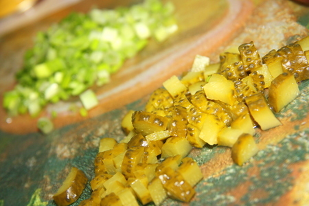 Картофельное пюре с томатами, маринованными огурчиками и зеленым луком.: шаг 2