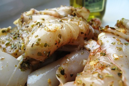 Кальмары жареные с салатом из фасоли и оливками: шаг 1