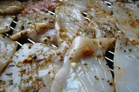 Кальмары жареные с салатом из фасоли и оливками: шаг 4