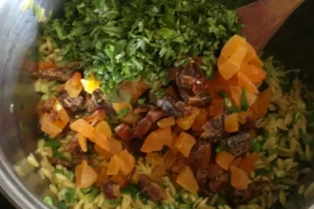 Плечо молодого  барашка фаршированное пастой "орзо", кедровыми орешками и сухофруктами: шаг 9