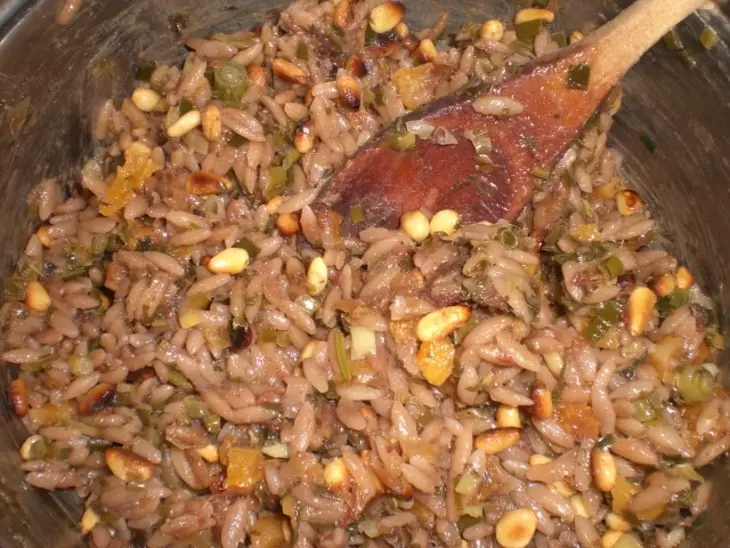 Плечо молодого  барашка фаршированное пастой "орзо", кедровыми орешками и сухофруктами: шаг 12