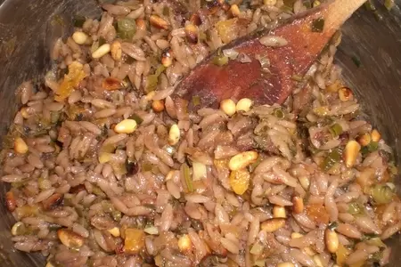 Плечо молодого  барашка фаршированное пастой "орзо", кедровыми орешками и сухофруктами: шаг 12