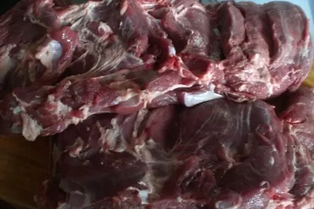 Плечо молодого  барашка фаршированное пастой "орзо", кедровыми орешками и сухофруктами: шаг 13