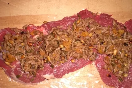 Плечо молодого  барашка фаршированное пастой "орзо", кедровыми орешками и сухофруктами: шаг 16