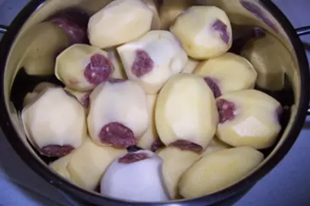 Фаршированный мясом картофель в грибной подливе + бонус "картофельные спиральки": шаг 4