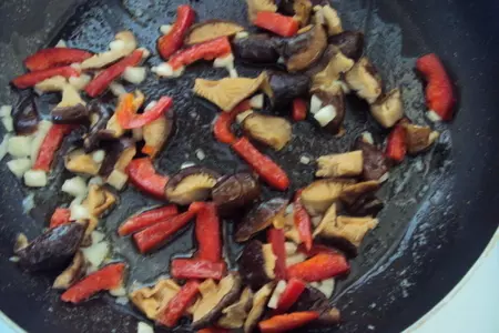 Омлет с грибами, сыром и перцем / рецепт заботливого мужа:): шаг 2