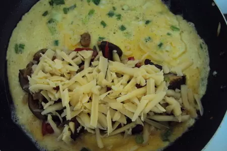 Омлет с грибами, сыром и перцем / рецепт заботливого мужа:): шаг 5