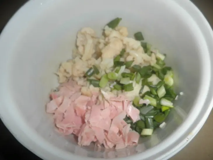 Салат с цветной капустой и яйцами: шаг 1