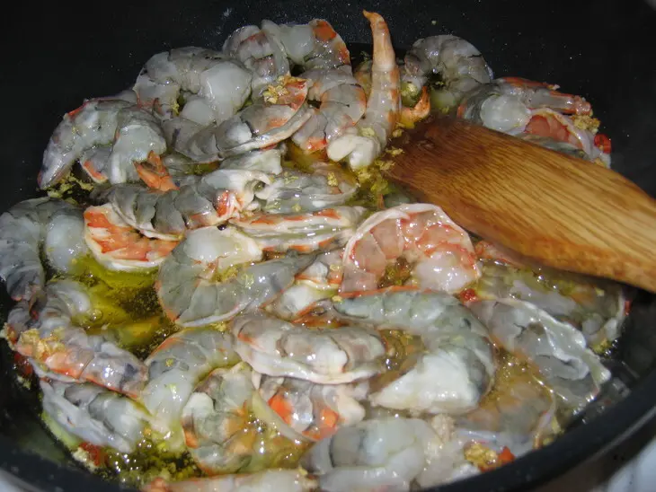 Креветки в чесночном соусе(gambas al pil-pil): шаг 5