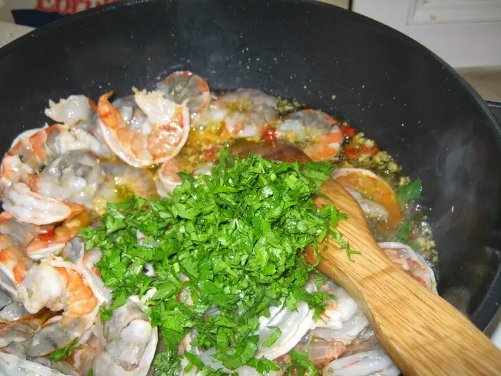 Креветки в чесночном соусе(gambas al pil-pil): шаг 6