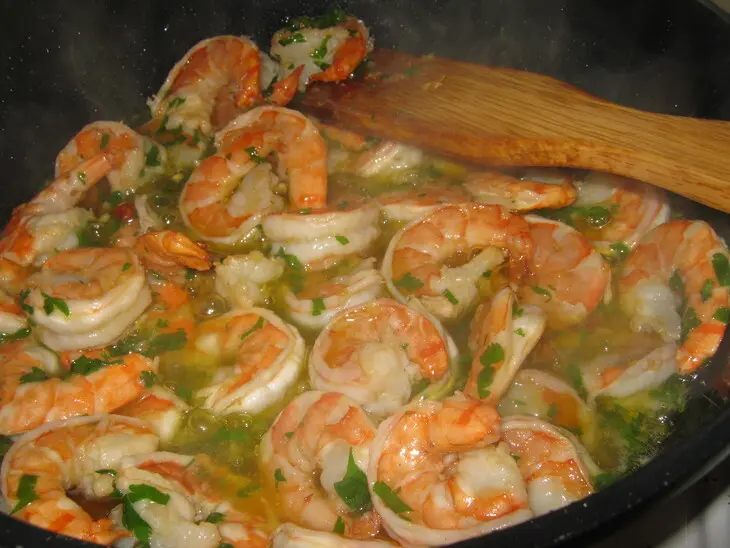 Креветки в чесночном соусе(gambas al pil-pil): шаг 7