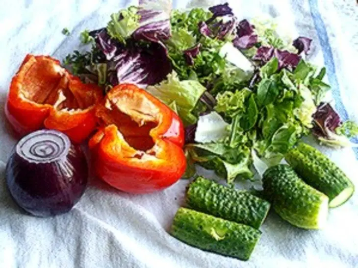 Салат с кальмарами и перепелиными яйцами: шаг 1