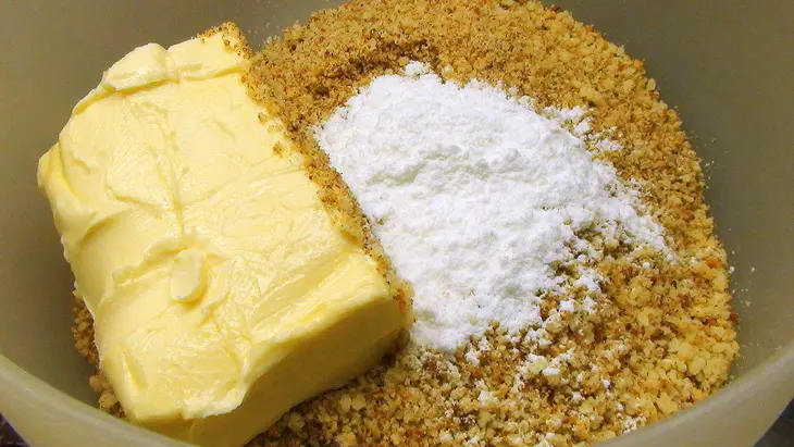 Карамельный, сырно-творожный пирог с розочками из ирисок: шаг 1