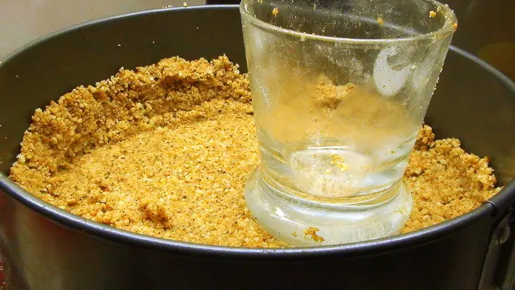 Карамельный, сырно-творожный пирог с розочками из ирисок: шаг 2