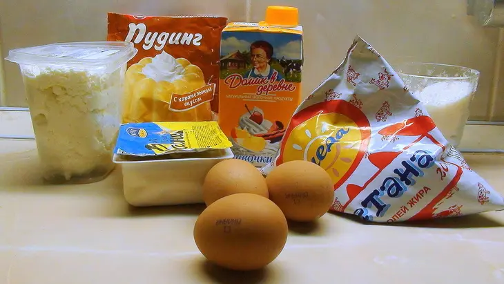 Карамельный, сырно-творожный пирог с розочками из ирисок: шаг 3
