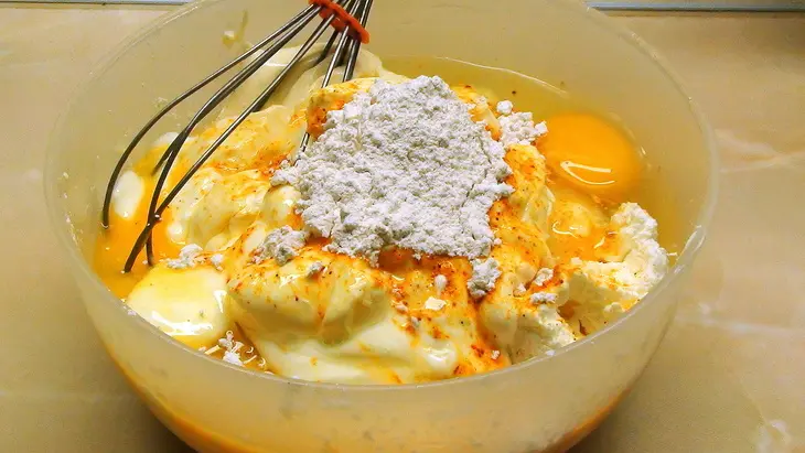 Карамельный, сырно-творожный пирог с розочками из ирисок: шаг 4