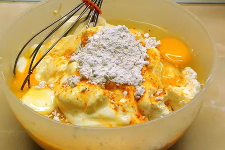 Карамельный, сырно-творожный пирог с розочками из ирисок: шаг 4