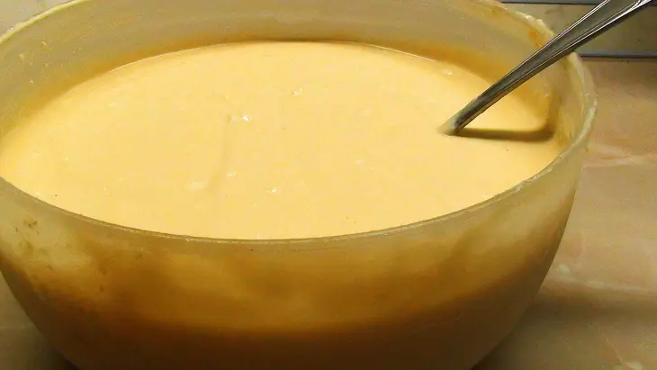 Карамельный, сырно-творожный пирог с розочками из ирисок: шаг 5