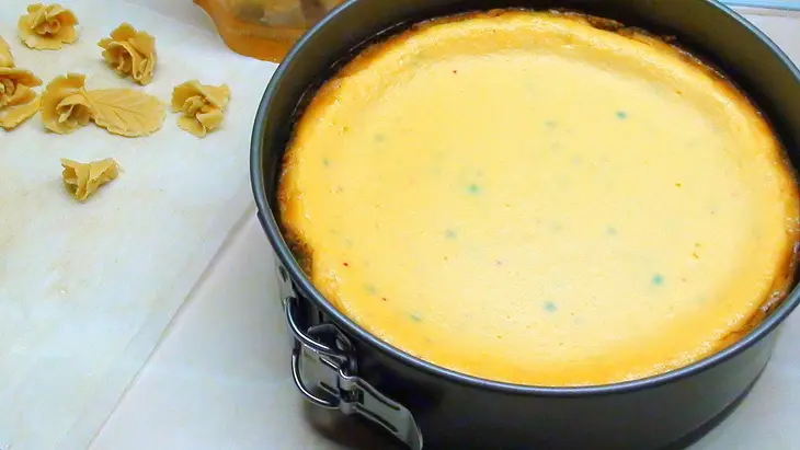 Карамельный, сырно-творожный пирог с розочками из ирисок: шаг 6