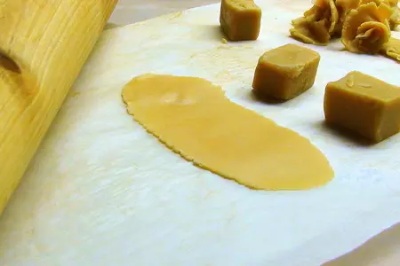 Карамельный, сырно-творожный пирог с розочками из ирисок: шаг 9