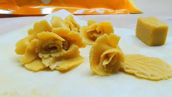 Карамельный, сырно-творожный пирог с розочками из ирисок: шаг 10