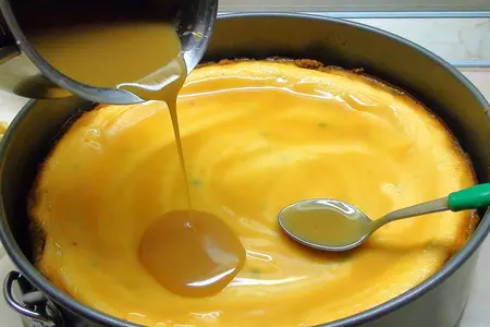 Карамельный, сырно-творожный пирог с розочками из ирисок: шаг 11