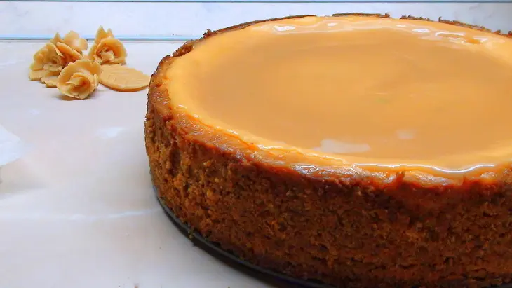 Карамельный, сырно-творожный пирог с розочками из ирисок: шаг 12