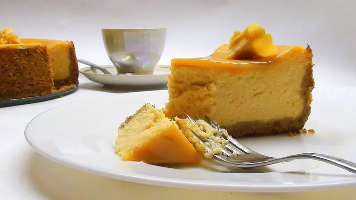 Карамельный, сырно-творожный пирог с розочками из ирисок: шаг 14