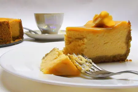 Карамельный, сырно-творожный пирог с розочками из ирисок: шаг 14